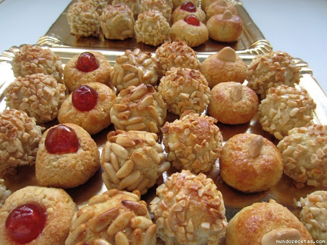 Receta de Panellets (de almendra-piñones-guindas) Receta de Panellets (de almendra-piñones-guindas)