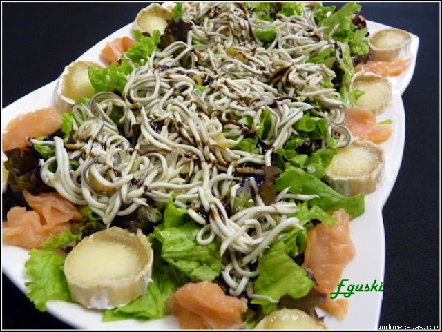 Receta de Ensalada templada de gulas, salmn y queso