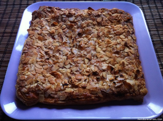 Tarta de hojaldre, crema pastelera y almendras