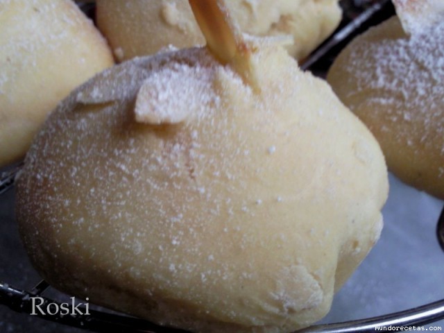 Receta de Panecillos Dulces de Queso y Almendras Receta de Panecillos Dulces de Queso y Almendras