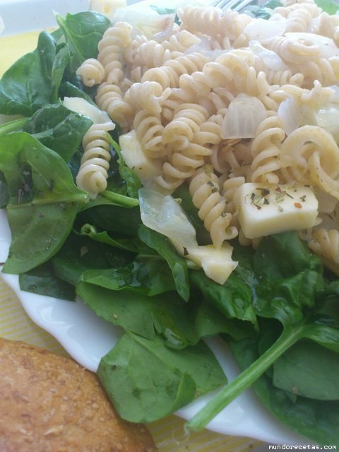Receta de Ensalada templada de pasta con espinacas y queso.