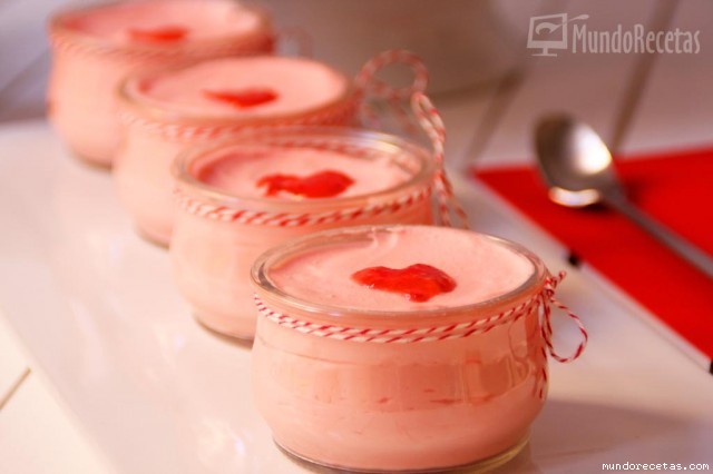 Receta de Vasitos de mascarpone con agua de rosas