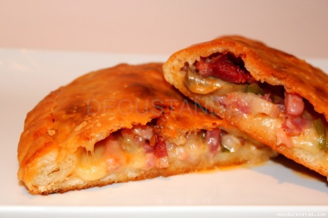 Receta de calzone de bacón y mozzarella Receta de calzone de bacón y mozzarella