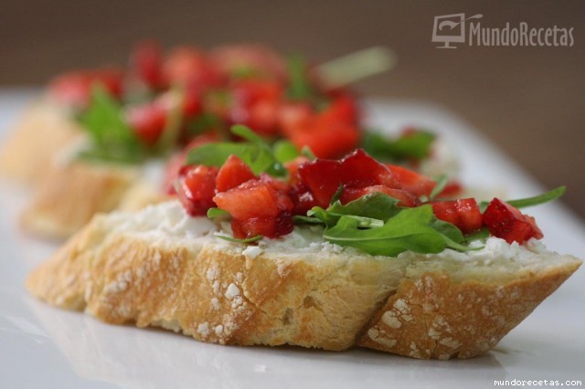 Receta de Canap de queso de cabra, rcula y fresas