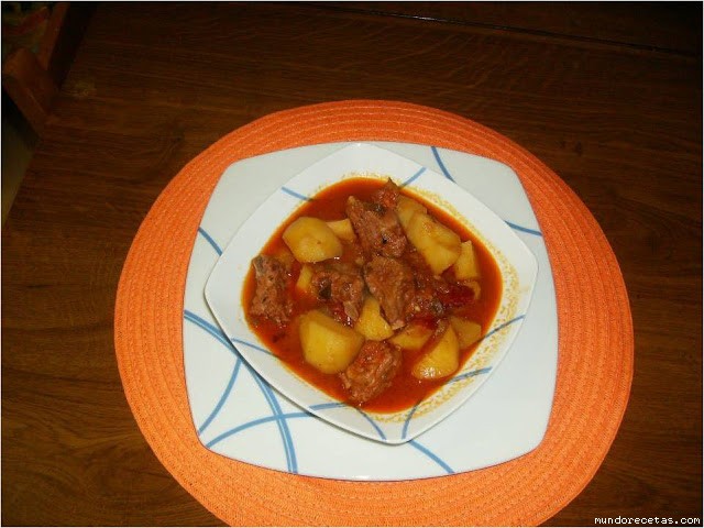 Receta de PATATAS CON COSTILLAS ADOBADAS Receta de PATATAS CON COSTILLAS ADOBADAS