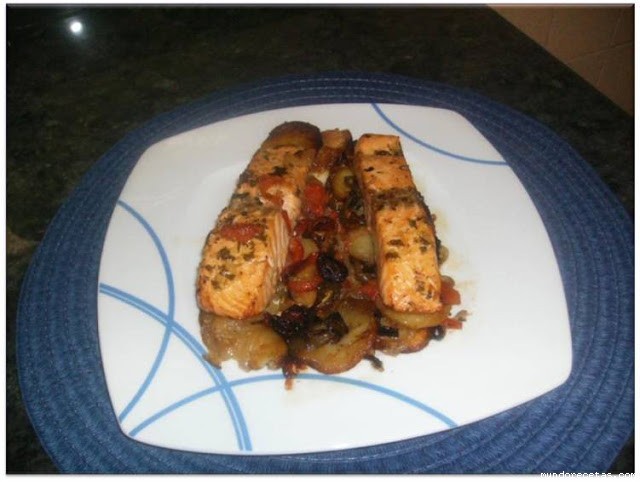 Receta de SALMON AL HORNO SOBRE UNA RICA CAMA Receta de SALMON AL HORNO SOBRE UNA RICA CAMA