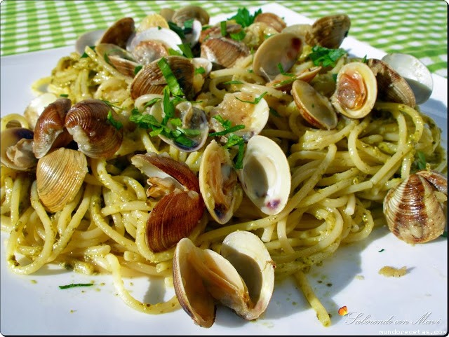 Receta de Espaguetis con Pesto a la Genovese y almejas al Albario
