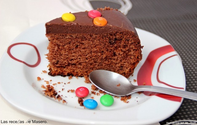Receta de Bizcocho de cacao con glaseado de chocolate.