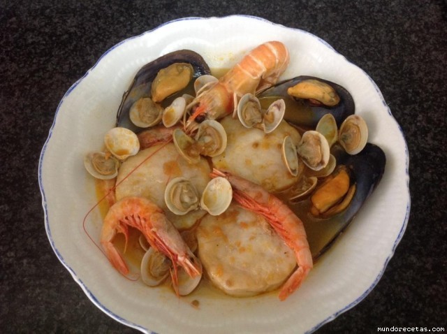 Receta de Merluza con Almejas y Gambas AMC Receta de Merluza con Almejas y Gambas AMC
