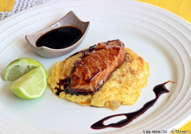 Receta de Salmón en salsa de soja y lima sobre tortilla de arroz Receta de Salmón en salsa de soja y lima sobre tortilla de arroz