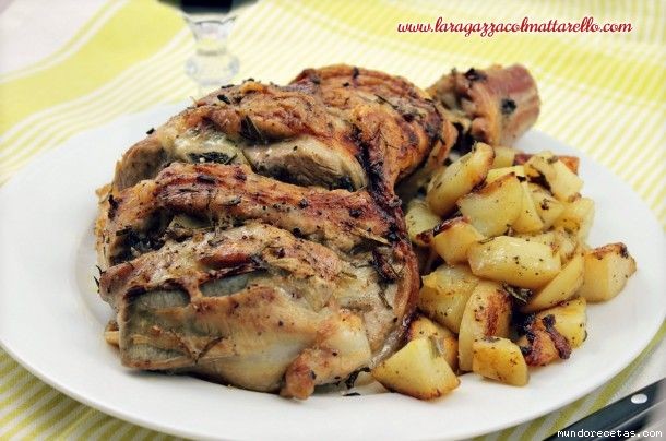 Receta de Paletilla de cordero al horno con patatas aromatizado con salvia y romero Receta de Paletilla de cordero al horno con patatas aromatizado con salvia y romero