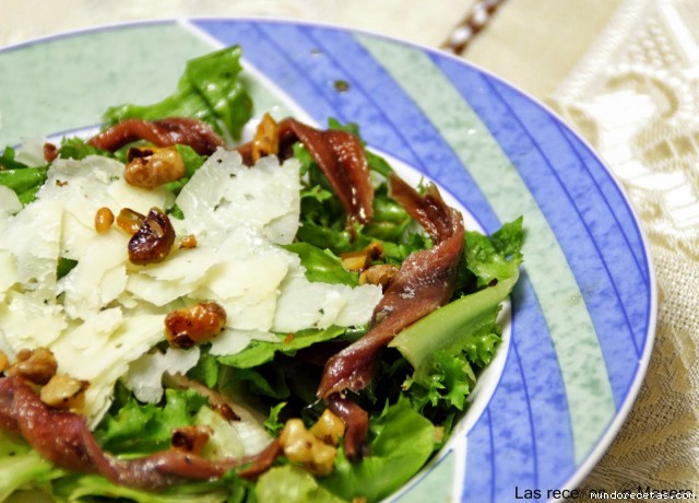 Receta de Ensalada de queso, anchoas y vinagreta de frutos secos Receta de Ensalada de queso, anchoas y vinagreta de frutos secos