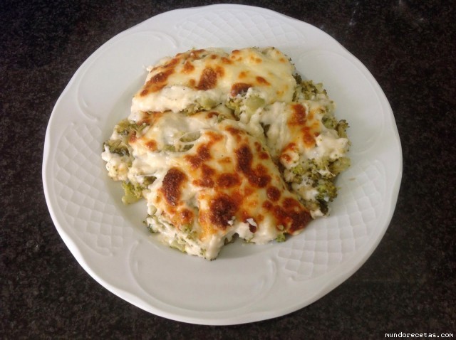 Receta de Bróculi gratinado con beicon y piñones AMC Receta de Bróculi gratinado con beicon y piñones AMC