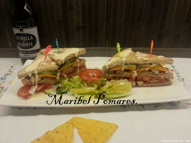 Receta de Sándwich club de pavo con salsa de queso en (olla programable gm) Receta de Sándwich club de pavo con salsa de queso en (olla programable gm)