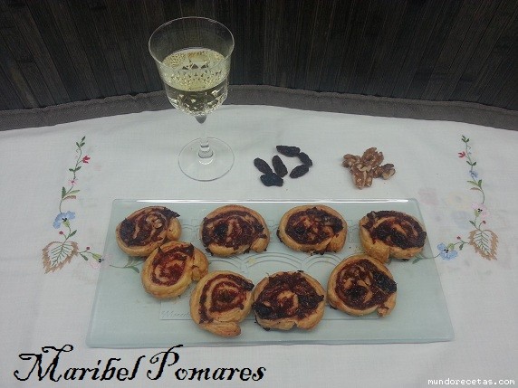 Receta de Palmeritas de hojaldre con pimiento caramelizado, nueces y pasas. Receta de Palmeritas de hojaldre con pimiento caramelizado, nueces y pasas.