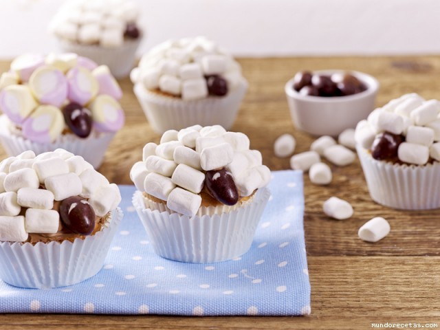 Receta de Cupcakes de ovejitas de coco Receta de Cupcakes de ovejitas de coco