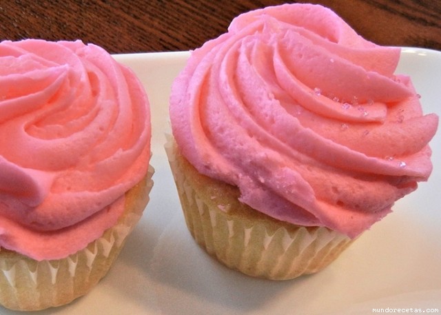 Receta de Cupcakes de vainilla y cerezas decorados con buttercream sin azcar glas