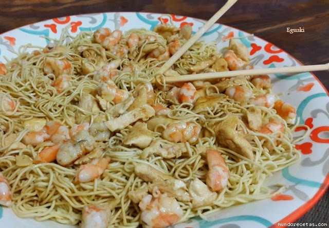 Receta de Fideos chinos con pollo y langostinos